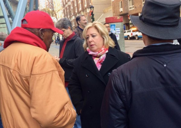 Nisi Opens on Roosevelt Island With a Ribbon Cutting Amid High Spirits State Assembly Member Rebecca Seawright used the time to chat with constituents.